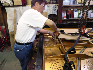 ���r���h��������1907�N��Steinway Model B�@�t���[����{�̂Ɏ��t���A�A�O���t�������B