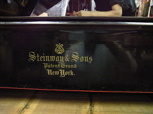 ���r���h�����O��1907�N��Steinway Model B�@���ՊW�̃��S